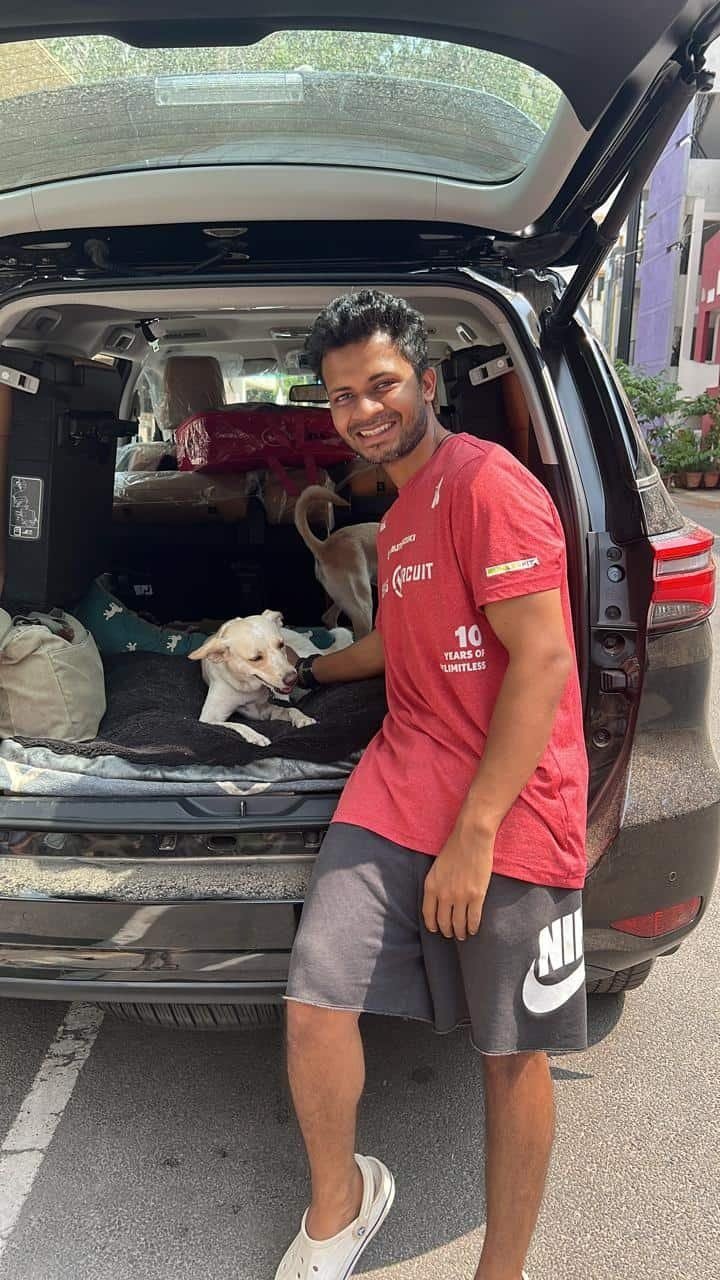 FidoJet handler returning a dog to its owner on arrival in India